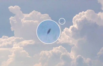 Пассажир самолета заснял летающий в облаках НЛО